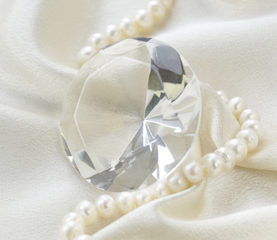 ein Diamant und eine Perlenkette