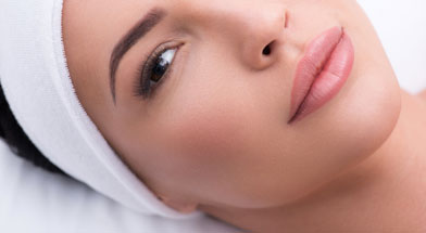 eine Frau nach der kosmetischen Behandlung permanent make up